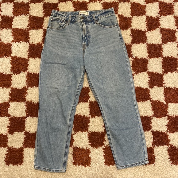 Abercrombie & Fitch Mom High Rise Curve Love in Short - Picture 3 of 5